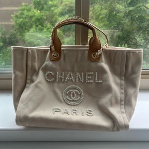 Beige tote with pearl detail and gold chain